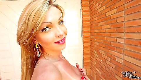 Blonde gets it deepthroated in the car and enjoys a hot ride