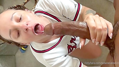 Amateur brunette gives a blowjob and cum in her mouth